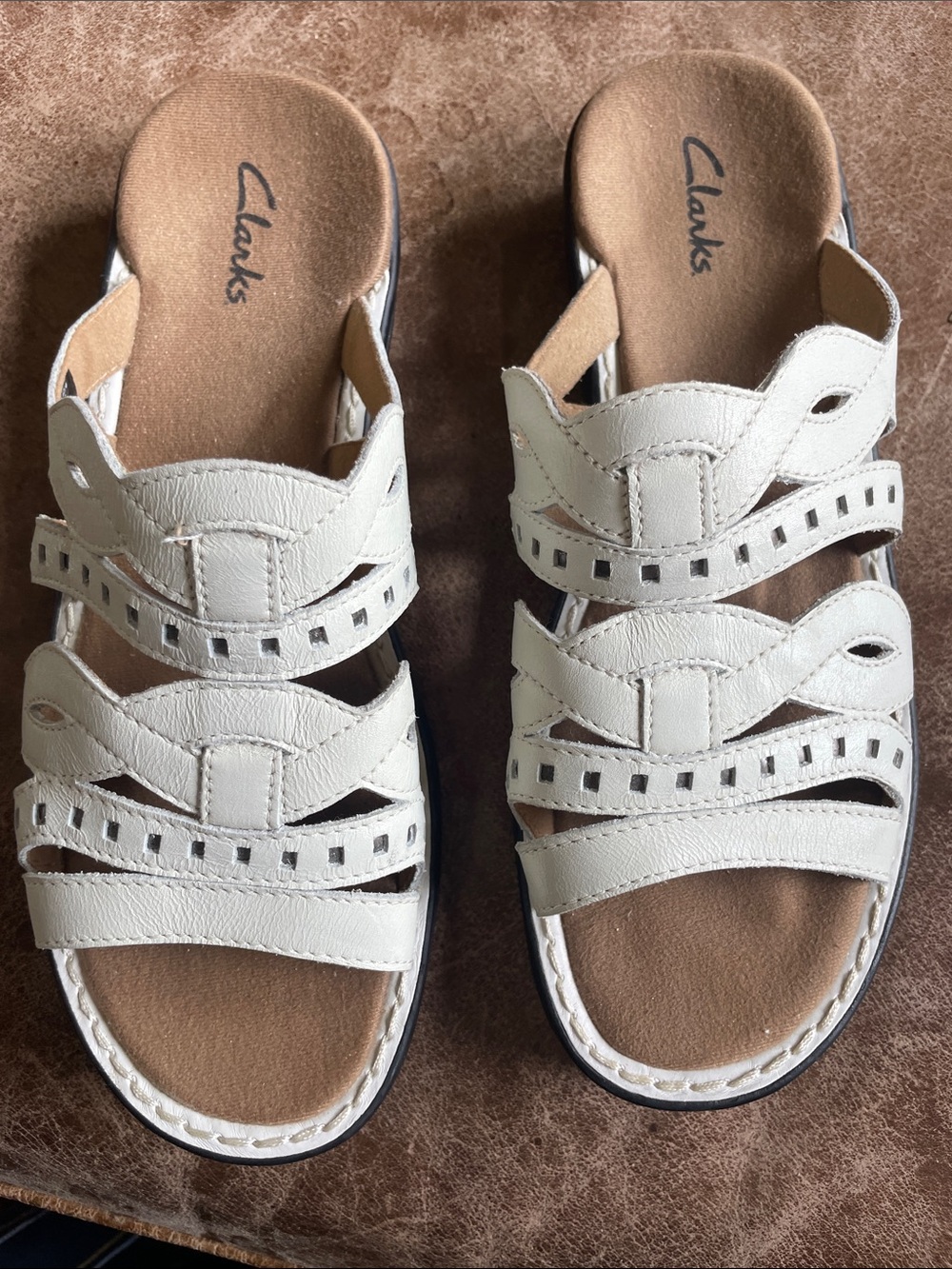 Clarks Women's White Slide Sandals. Very Good Condition. Size 7M.